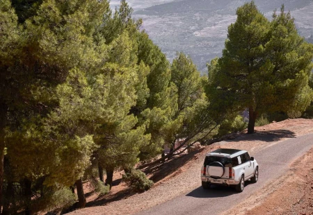 Land Rover Defender 130'un Örtüsü Kaldırıldı