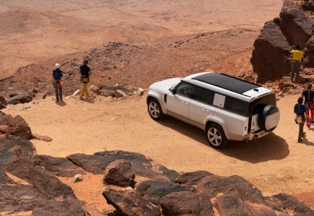 Land Rover Defender 130'un Örtüsü Kaldırıldı