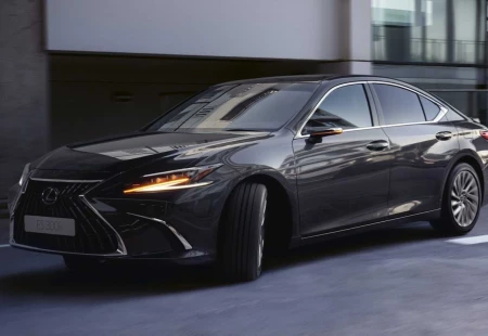 Lexus ES Avrupa İçin Makyajlandı