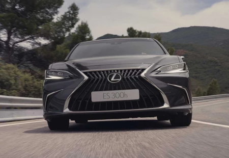 Lexus ES Avrupa İçin Makyajlandı