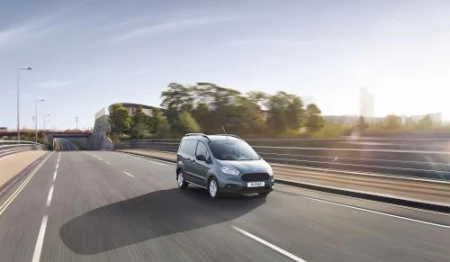 Transit Courier resim