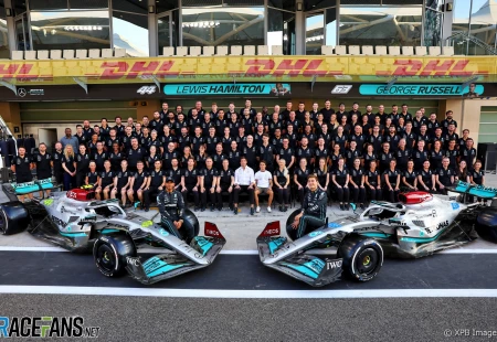 Russell ve Lewis Hamilton, Mercedes’te Kalmak İçin Anlaşmaya İmzayı Attılar