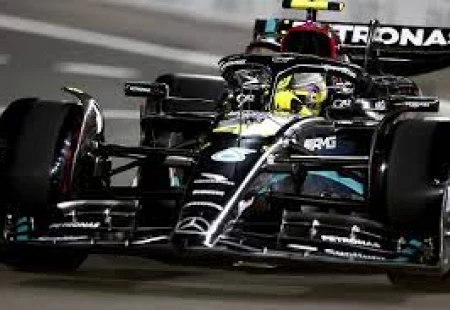 Russell ve Lewis Hamilton, Mercedes’te Kalmak İçin Anlaşmaya İmzayı Attılar