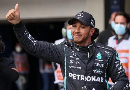 Russell ve Lewis Hamilton, Mercedes’te Kalmak İçin Anlaşmaya İmzayı Attılar