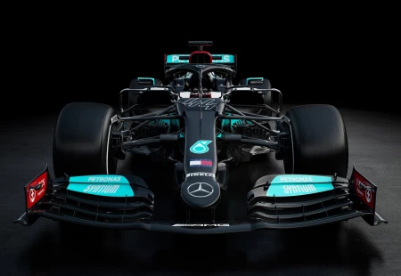 Russell ve Lewis Hamilton, Mercedes’te Kalmak İçin Anlaşmaya İmzayı Attılar