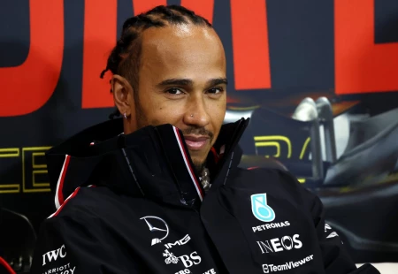 Russell ve Lewis Hamilton, Mercedes’te Kalmak İçin Anlaşmaya İmzayı Attılar