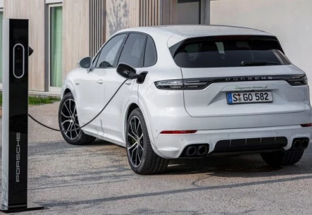 Porsche Cayenne 2026’da Elektrik Alıyor