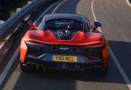 McLaren'in Yeni Gözdesi Kullanıcılara Sunuluyor