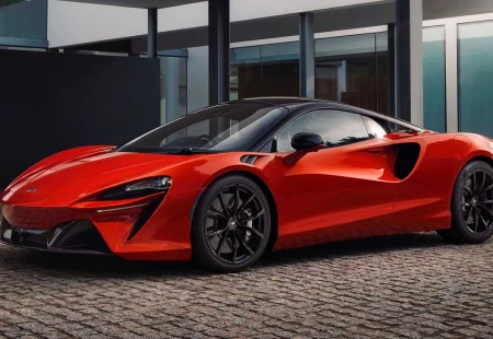 McLaren'in Yeni Gözdesi Kullanıcılara Sunuluyor