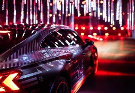Yeni Audi E-Tron İlk Teaser Görüntülerini Paylaştı