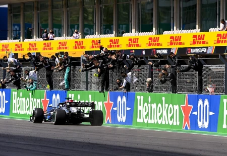 F1 Portekiz Grand Prix'sinin Kazananı Lewis Hamilton