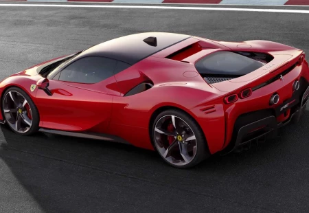 Ferrari SF90 Stradale Müthiş Görüntüsü İle Gövde Gösterisi Yapıyor